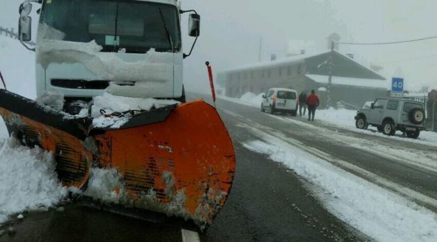 Imagen de una de las carreteras afectadas por la nieve
