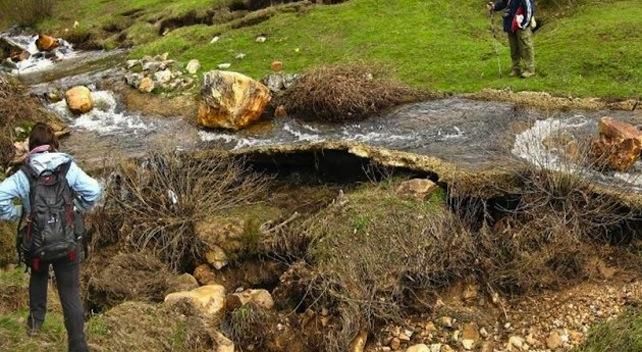 Imagen del arroyo Alcedo leonés, cuyo cauce se ha desviado por las obras de los túneles de Pajares. / Iagua.es