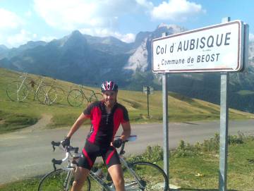 El ciclista Óscar Bautista, tras coronar el Col d´Aubisque.
