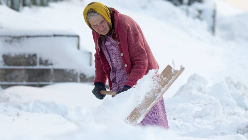 /></p><p>La ola de frío glacial también llegó a <strong>Turquía</strong> donde más de 650 vuelos de Turkish Airlines fueron cancelados, al igual que los servicios de transporte marítimo en el canal del Bósforo en Estambul. Unos 10.000 pasajeros que se dirigían a Estambul han tenido que ser alojados en hoteles al ser desviados sus vuelos y otras 5.000 personas no han podido despegar de la metrópolis eurasiática y se les ha tenido que ofrecer igualmente un alojamiento. Según informan los medios locales, Turkish Airlines ha cancelado todos los vuelos nacionales hasta las 19.00 hora local (17.00 GMT). También se han visto afectados varias conexiones internacionales, muchos de ellos a Europa Central, pero también a Madrid, Barcelona, Málaga y Bilbao.</p><p><strong>Grecia</strong>, un país que tiene la suerte de tener un invierno habitualmente suave, registró temperaturas de hasta -15 grados en el norte del país, una ola de frío que acabó con la vida de un inmigrante afgano. En Atenas, los termómetros no suben de 0, mientras que varias islas, algunas de ellas llenas de campos de refugiados, están cubiertas de nieve. El ministro de Inmigración griego, Yannis Muzalas, aseguró que el Gobierno había completado la adaptación térmica de los campos de refugiados del país y que ya no había refugiados o migrantes padeciendo frío. Pero el ministro no ofreció ejemplos de la adaptación térmica que supuestamente se llevó a cabo en los campos de refugiados.</p><p><strong>Polonia</strong>, con temperaturas de -25 grados, ha sido no obstante el país con más víctimas mortales por el frío, con al menos una decena de muertos. Desde noviembre, el frío ha matado a 55 personas, a las que se suman 24 muertos por inhalación de monóxido de carbono de las estufas de carbón que tenían encendidas para hacer frente a las bajas temperaturas.</p><p>Dos personas sin hogar fallecieron en la República Checa y otras dos en Rusia. La capital checa, Praga, ha tenido la noche más fría en lo que va del invierno, según las autoridades, lo que ha causado tres muertos, dos de ellos personas sin hogar. La temperatura más baja, de -34, se ha registrado en Sumava, cerca de la frontera con Alemania.</p><p>Los cristianos ortodoxos de Moscú, en cambio, una ciudad acostumbrada al frío, dieron la bienvenida a las Navidades con una misa especial celebrada en la medianoche del viernes al sábado. El termómetro marcó en la capital rusa -28,5 grados en la noche del sábado, según la agencia Tass. Según los meteorólogos, las temperaturas son entre 12 y 15 grados más bajas de lo que es habitual por esta época, si bien no se ha llegado a los temidos -40 grados que se habían pronosticado. En los aeropuertos moscovitas de Sheremétievo y Domodédovo han sido cancelados más de 80 vuelos. Las previsiones indican que a partir del lunes las temperaturas volverán a subir.</p><p><strong>En Italia,</strong> según varios medios locales italianos, los colegios del sur de Italia no abrirán sus escuelas este lunes, el tráfico marítimo entre el continente y las islas fue cancelado, el frío congeló el agua de numerosas fuentes en Roma y los termómetros descendieron a -17,4 grados en la zona montañosa próxima a la ciudad de Génova.</p><p>Protección Civil mantiene este domingo la alerta por la ola de frío que afecta a todo el país, con especial intensidad en el centro y sur, donde las comunicaciones por carretera, tren, avión y mar sufren las consecuencias en forma de cancelaciones y retrasos. Los aeropuertos de Sicilia, Bari y Brindisi han reabierto tras haber cerrado el sábado y las comunicaciones por tren han vuelto hoy a la normalidad excepto en Sicilia, donde las fuertes nevadas dificultaban el servicio entre Palermo y Catania a primera hora del domingo, aunque progresivamente se estaba restableciendo el tráfico. Se espera que las escuelas de la zona sur permanezcan cerradas mañana lunes.</p><p>Hoy se prevé que continúen las bajas temperaturas y que las nevadas, ya menos intensas que el sábado, comiencen a remitir, según la Protección Civil, que recomienda a la población que solo coja el coche si es imprescindible. Las previsiones indican que una nueva perturbación afecte sobre todo a la costa adriática (este) y a la zona meridional, con