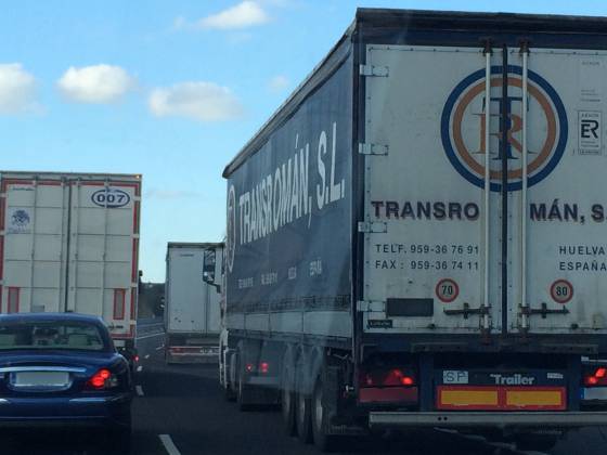  />   <strong>Un camión intenta adelantar a otros dos camiones, mientras un coche se sitúa detrás del que adelanta.   </strong>Verne</p><p>Coinciden en el análisis con Alberto, que lleva 40 años circulando y contesta a Verne por teléfono:<strong> 