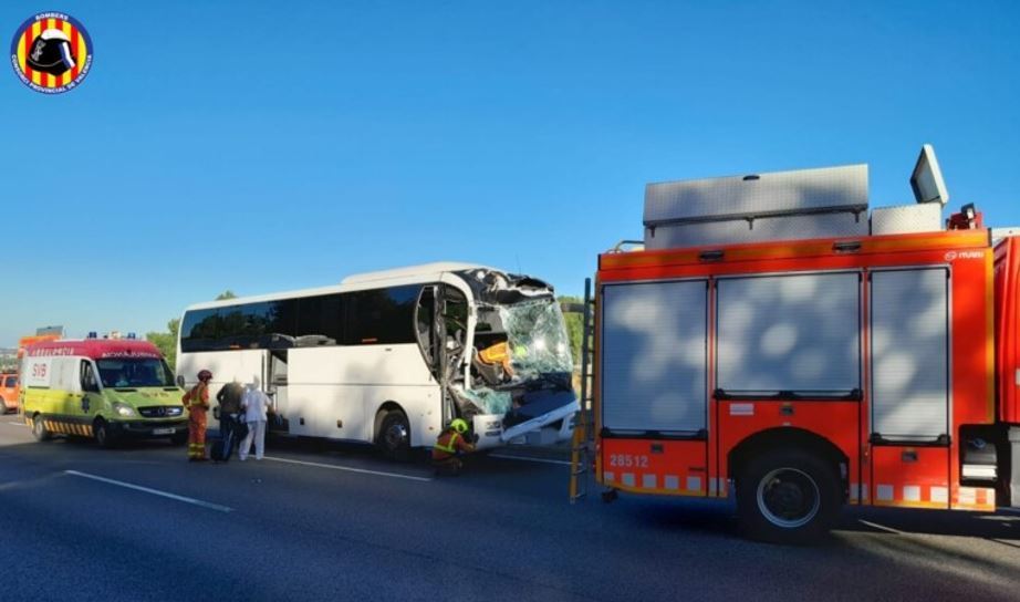 Imagen de 16 heridos leves en un accidente entre un autobús y un camión en la A-7 en Xàtiva