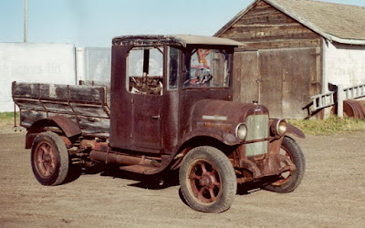 /> <strong>Federal Scout de 1926 (FUENTE: Museo Reynolds Alberta)</strong></p><p> </p><p><strong>La misteriosa serie Whiting</strong></p><p>En 1917 se lanzó al mercado un modelo de 5 toneladas que vendría seguido al año siguiente por otro de 18 toneladas. Algunos historiadores aseguran que por aquella época, de la que existen muy pocos datos fiables, Federal fabricó un indeterminado número de camiones con la marca Whiting, no se sabe si debido a que Federal utilizó en ellos algunos diseños o soluciones técnicas que compró a la compañía Whiting Motor Car, de efímero paso por la historia (1910 a 1912), o porque usó en esos camiones algunas piezas fabricadas por Fundiciones Whiting, una empresa que nada tenía que ver con Whiting Motor Car.</p><p>En 1923, Federal amplió su ámbito de actuación a los autobuses, fabricando modelos para 18 y 25 pasajeros. Con excepción de la gama Knight todos los vehículos de Federal llevaron motores Continental hasta 1927, año éste en que aparece el motor de cuatro cilindros de Waukesha Scout, algo más potente que el de Continental, que se quedaba por debajo de los 100 caballos. Más adelante Federal usaría también los motores Hércules.</p><p><img data-src=