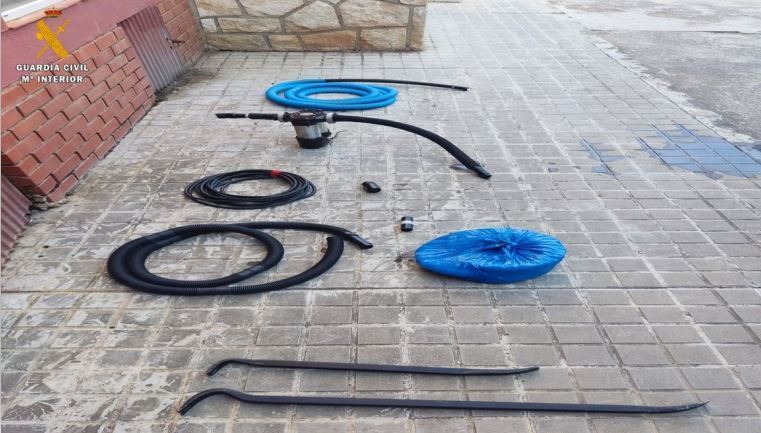Utensilios utilizados para robar el combustible de los camiones
