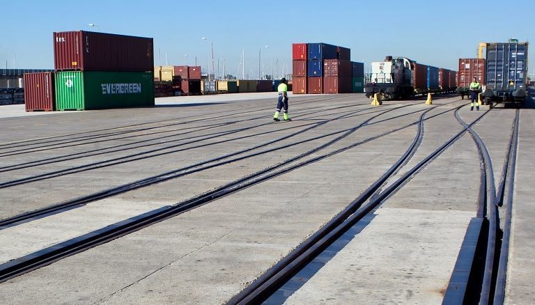 Vías de tren en el Puerto de Valencia