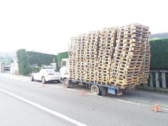 Resultado de imagen de inmovilizado en Ourense un camión por riesgo a que se le cayese la carga de pales