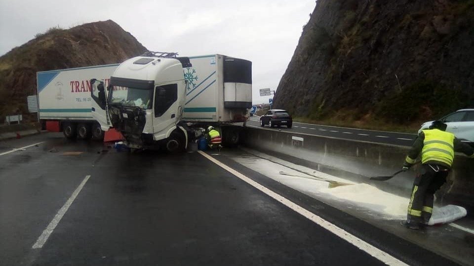 Cortada la autovía A8 sentido Santander por el accidente de un camión