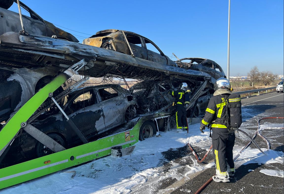 Incendio del camión portacoches en la M-45. Foto: 112 Comunidad de Madrid