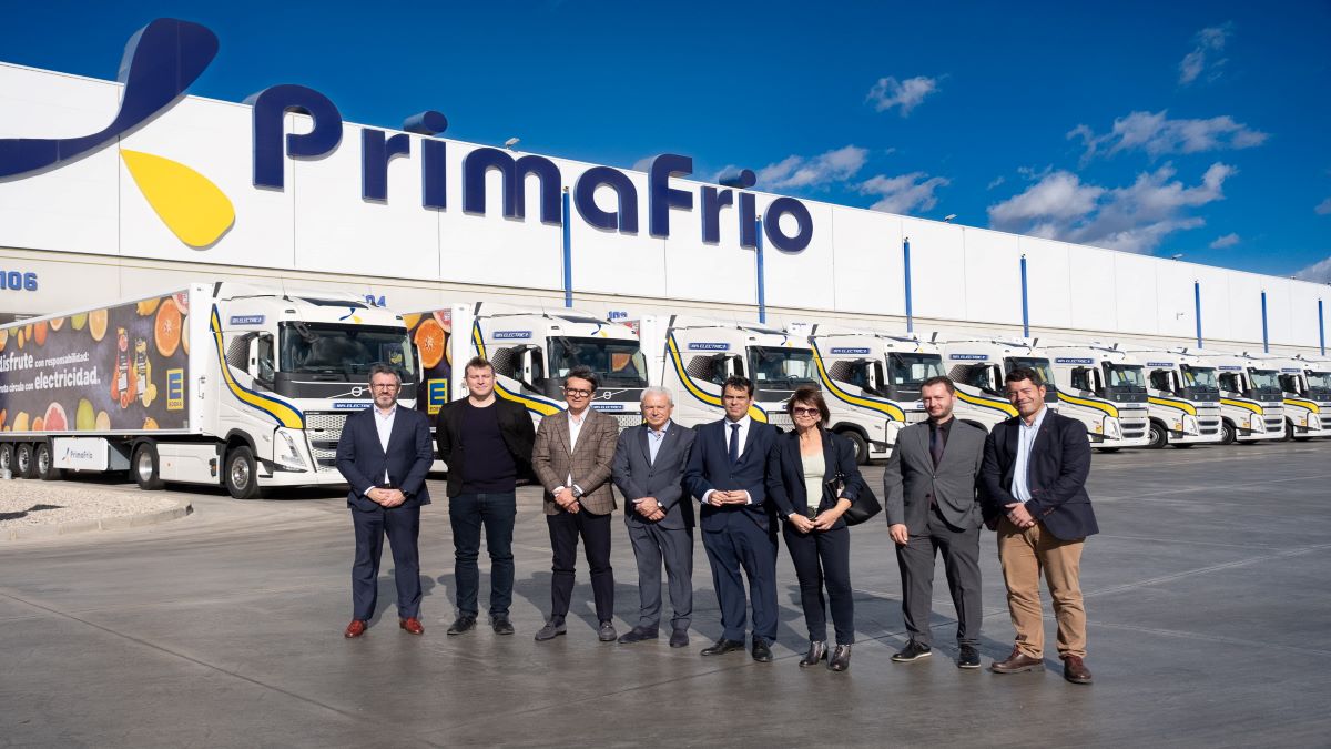 De izquierda a derecha: Javier Rodríguez, e-mobility Division Manager, de Power Electronics. Magnus - Magnus Kulwicke - responsable para Sostenibilidad en Edeka España. Giovanni Bruno, Director General Volvo Trucks España. José Esteban Conesa, presidente Grupo Primafrio. José Ramón Díez de Revenga, consejero de Fomento e Infraestructuras del Gobierno de la Región de Murcia. Itziar Pérez, responsable de Iberdrola Grandes Clientes en la Región de Murcia. Eugen Dobler, responsable de Logística de EDEKA FruchtKontor en Valencia. Jesús López Martínez, Smart Mobility Iberdrola.