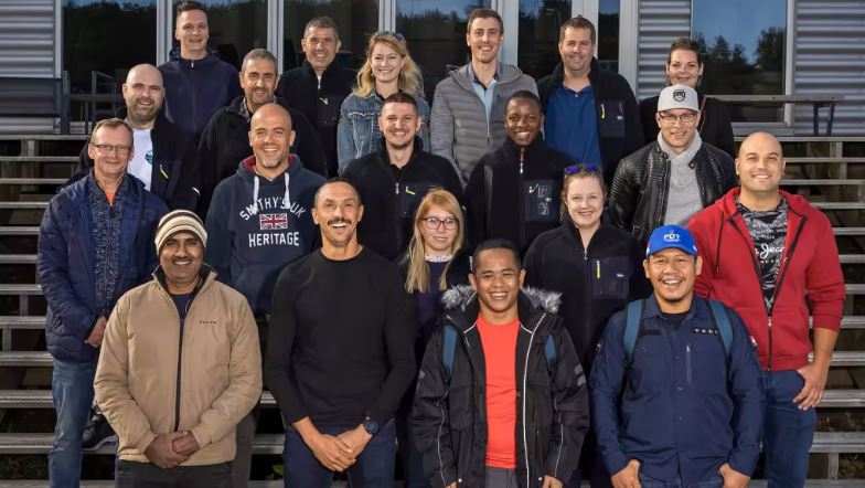 Iwona Blecharczyk junto a los otros 20 mejores conductores/as de camiones en la Volvo Trucking Adventure