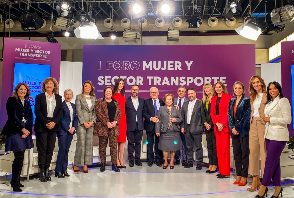 Familia López Sánchez y las participantes del foro. Foto: Andamur