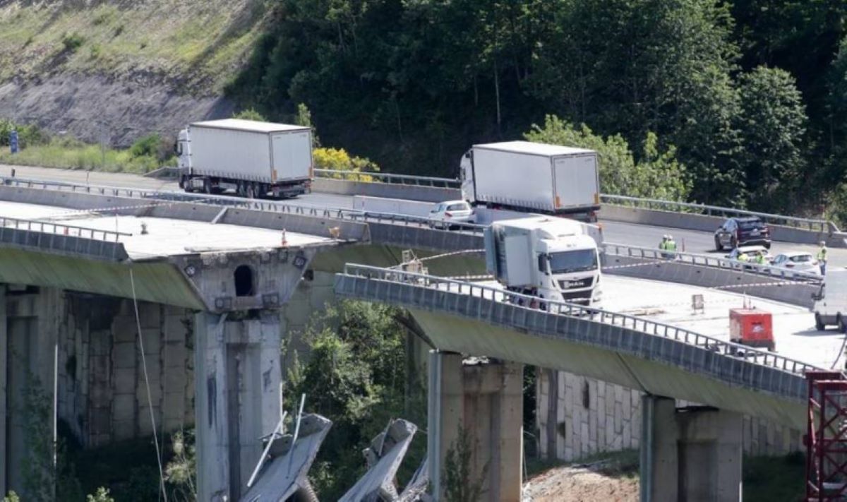 Foto de archivo del viaducto caído en la autovía A-6, archivo