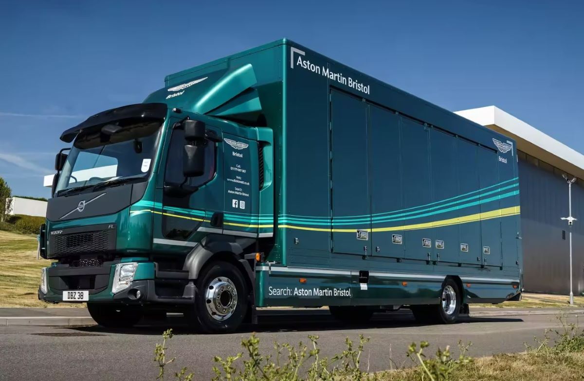 Dick Lovett está cosechando las recompensas de dos nuevos camiones rígidos Volvo FL 4x2, especificados para la comodidad, el rendimiento de conducción y la practicidad.