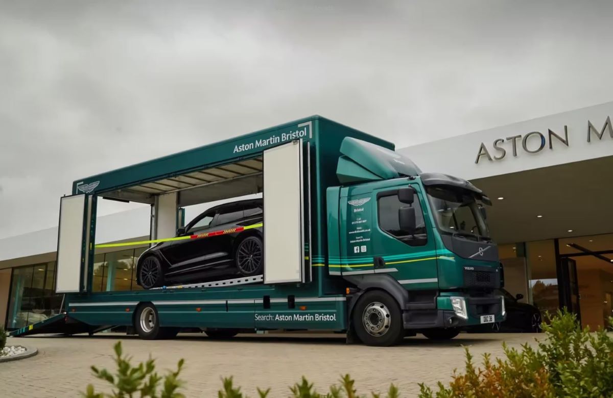 Foto de uno de los camiones Volvo preparados para el transporte de automóviles de lujo