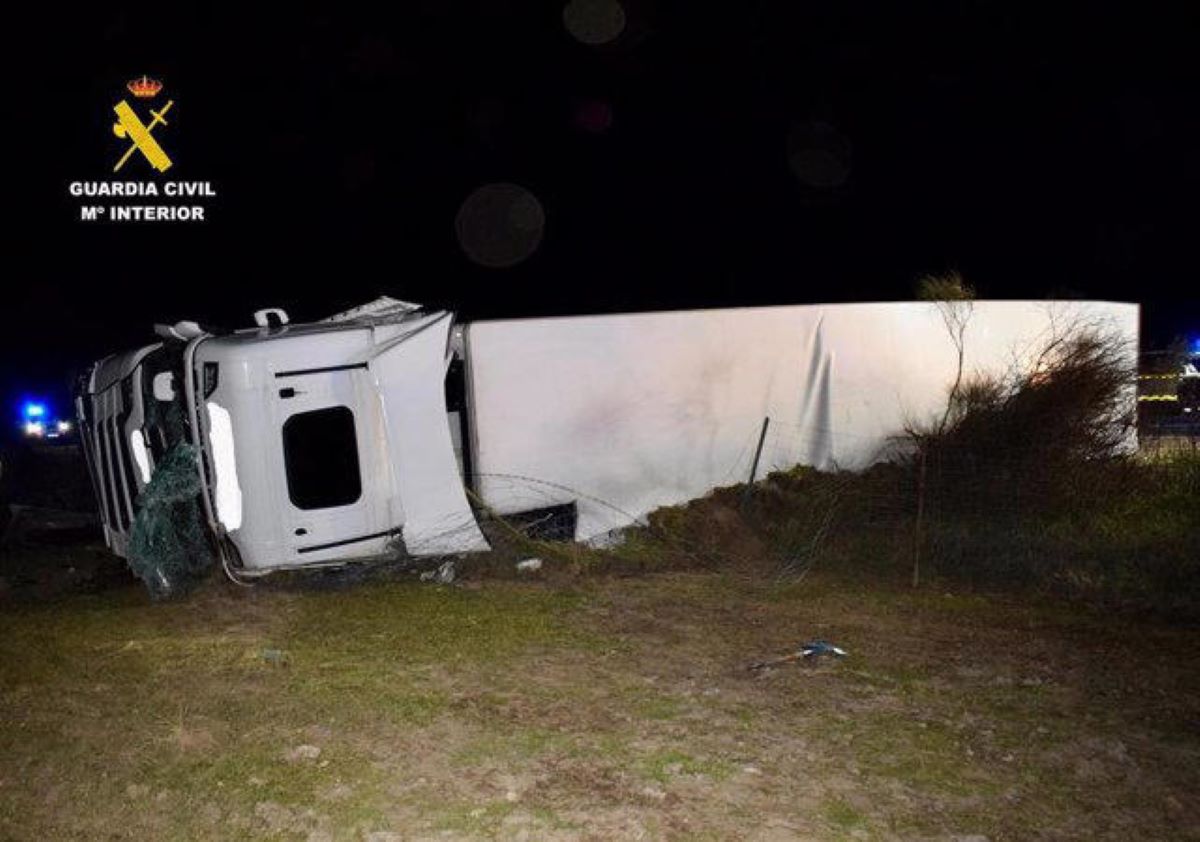 Imagen del camión accidentado, foto de la Guardia Civil