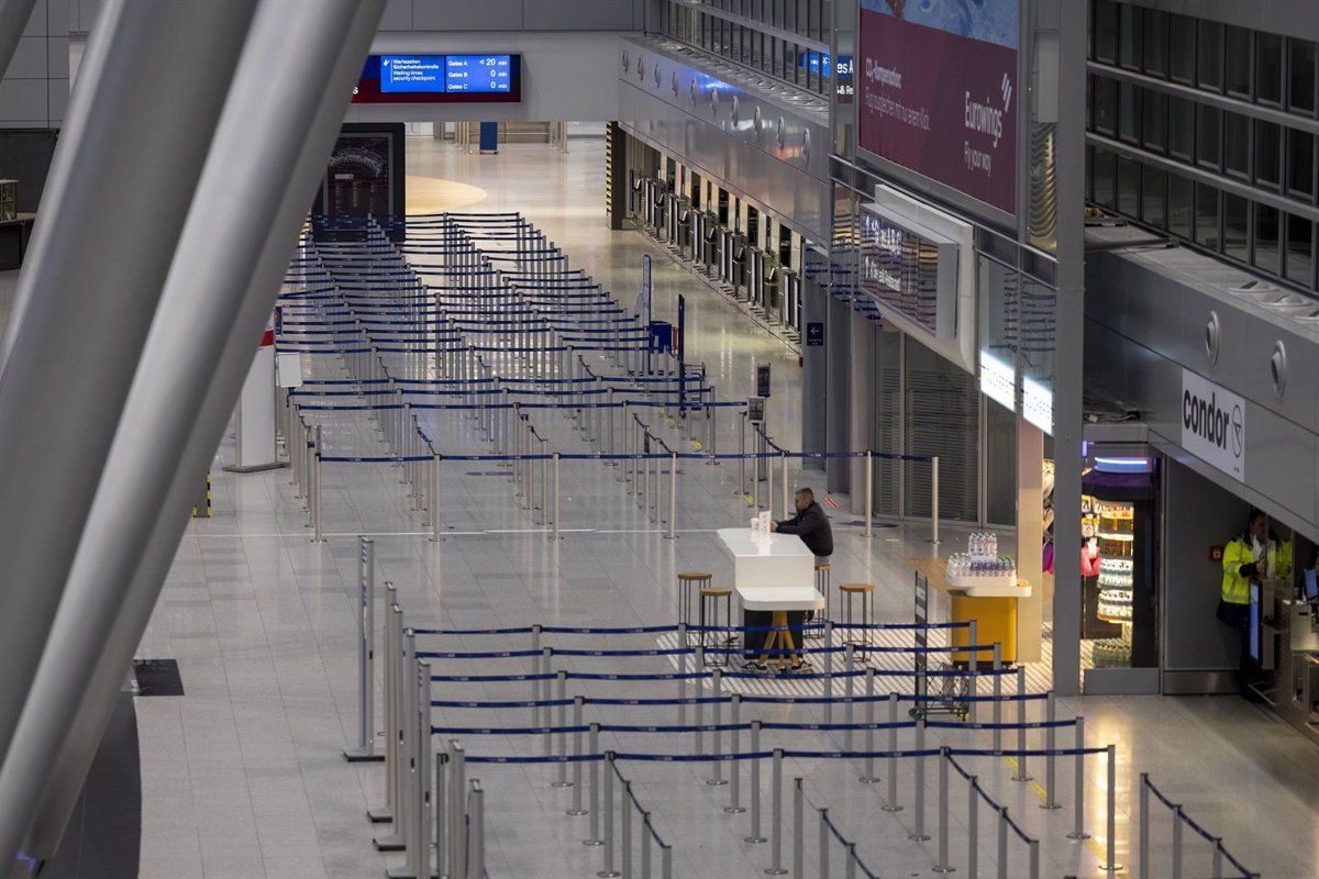 Aeropuerto de Dusseldorf, desierto esta mañana al inicio de la huelga. Christoph Reichwein/Dpa Europa Press
