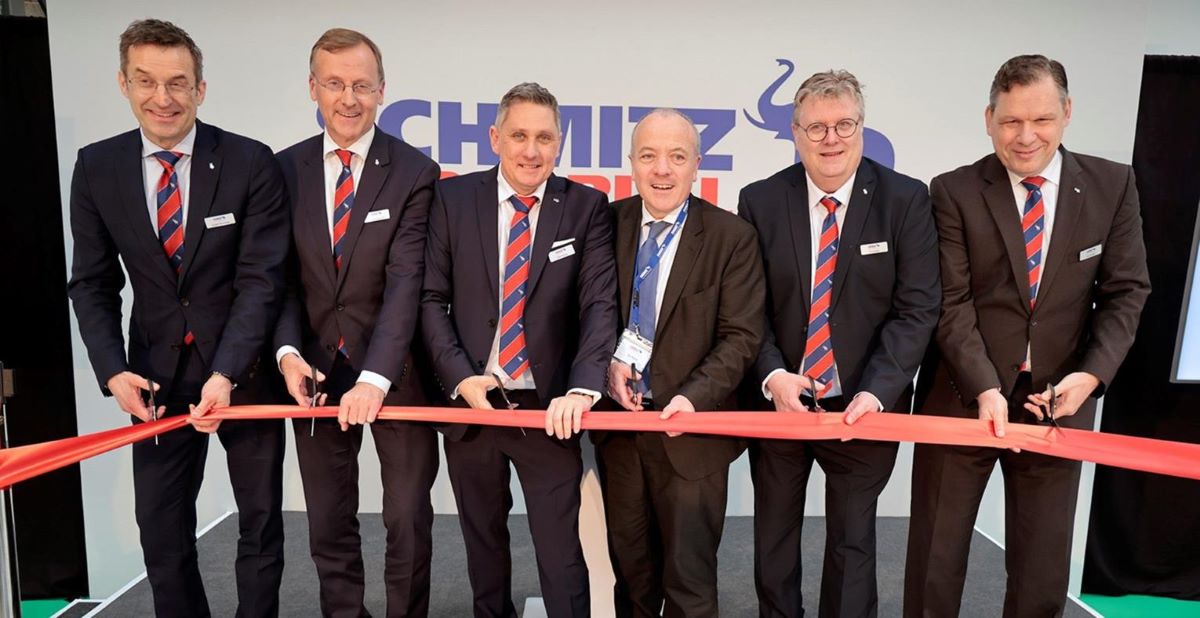 En la fotografía: Dr. Günter Schweitzer (director de operaciones de Schmitz Cargobull), Andreas Busacker (director de ofertas financieras de Schmitz Cargobull), Colin Maher (director general de ventas y servicios, Schmitz Cargobull Reino Unido), Mike Kane (parlamentario laborista de Wythenshawe y Sale East ), Paul Avery (Director General de Operaciones de Schmitz Cargobull Reino Unido), Boris Billich (Director de Ventas de Schmitz Cargobull)