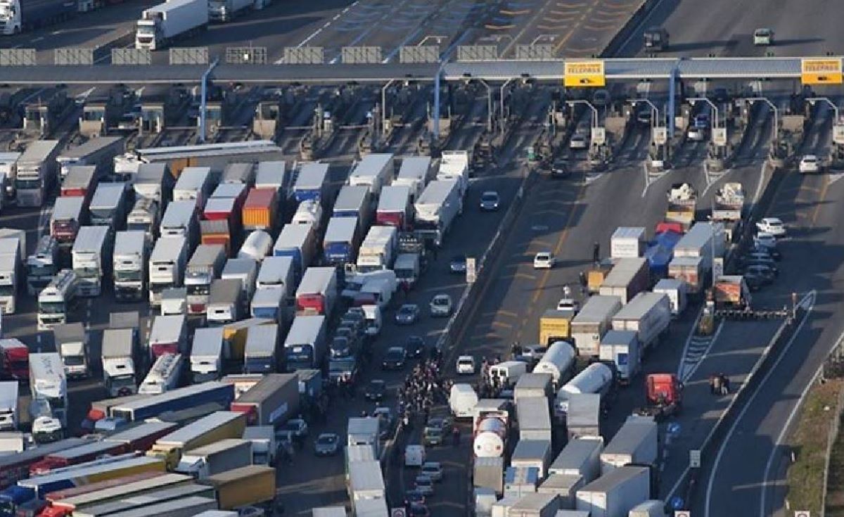 Foto de archivo de un paro del transporte de mercancías por carretera en Italia
