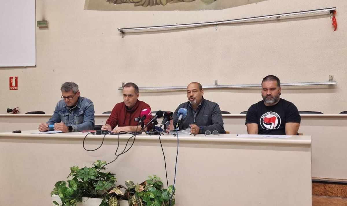 Participantes en la rueda de prensa sobre el transporte escolar de Navarra. Foto: UGT