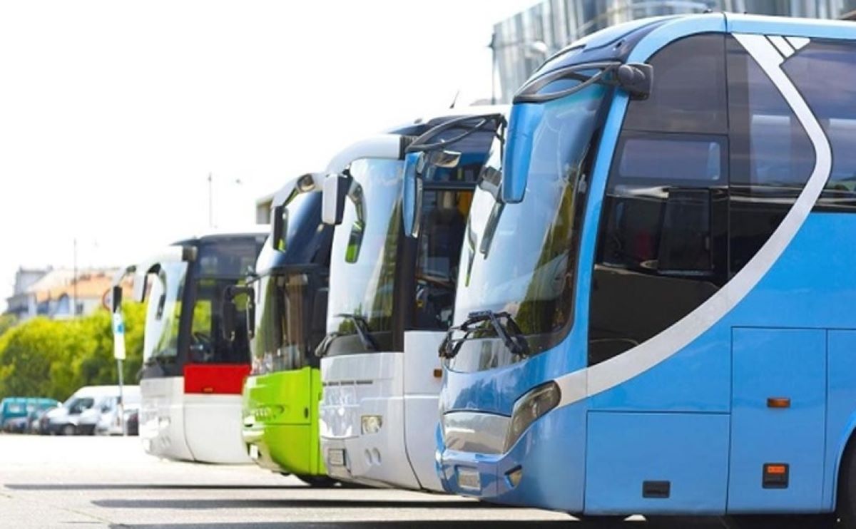 Varios autobuses estacionados. Foto de archivo