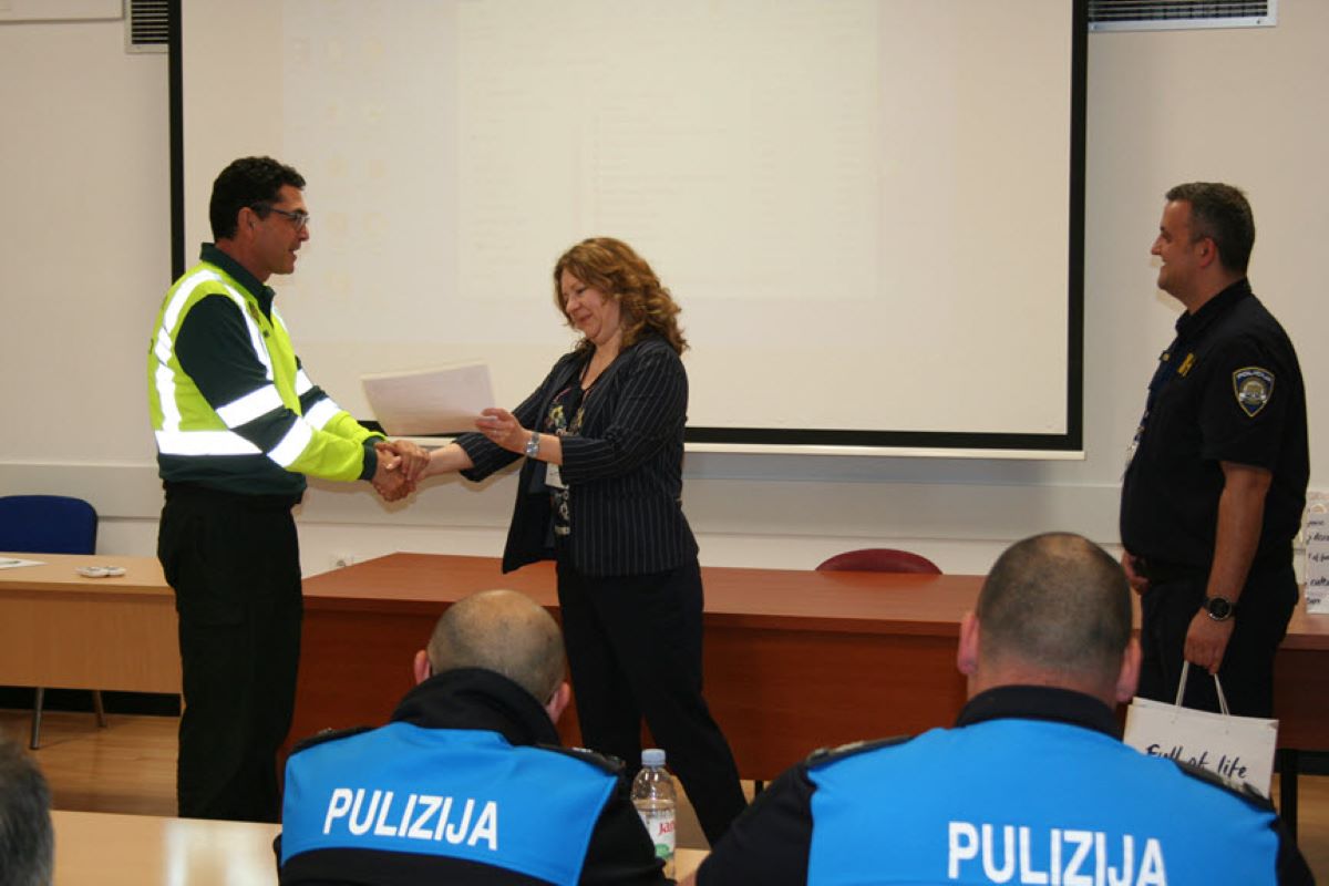 Sra. Veic entregando certificado al participante Juan Pedro Sanz Rallego de la Guardia Civil de España.