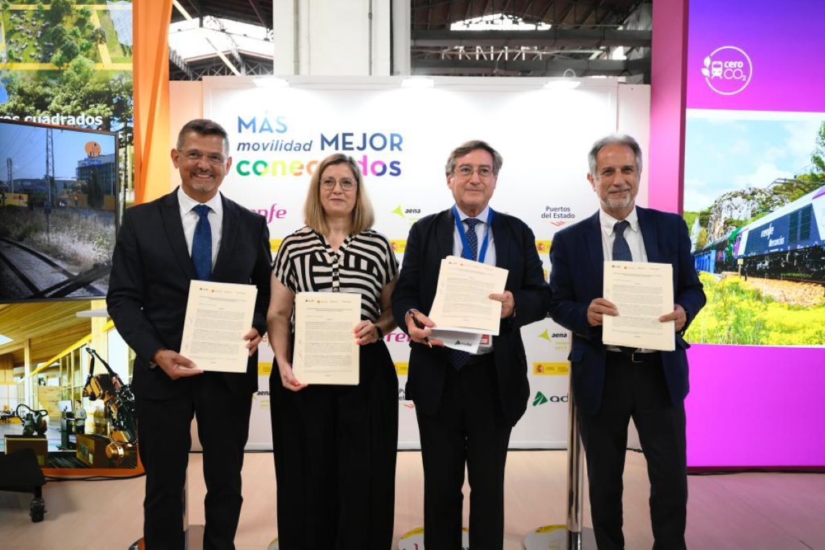 Imagen de la firma del acuerdo entre Adif Puerto de Sevilla Grupo-Pantoja y R&T-