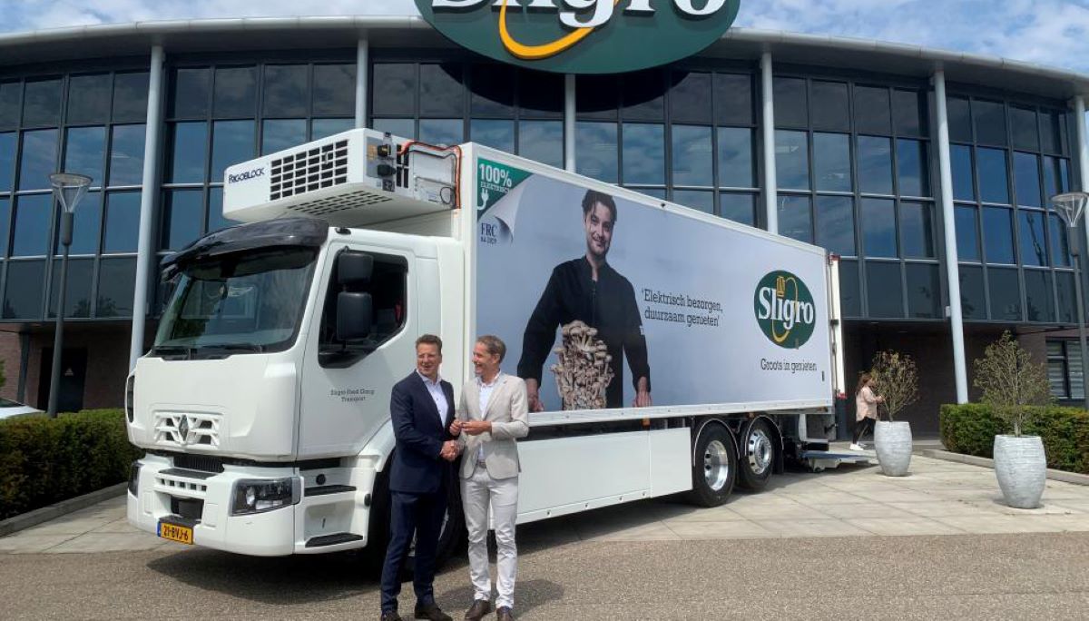 Imagen de la entrega de las llaves del primer camión eléctrico a Sligro Food Group
