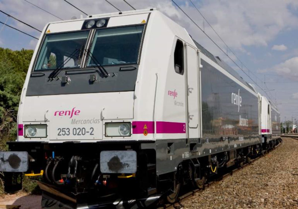 Imagen de un tren elétrico de mercancías de Renfe