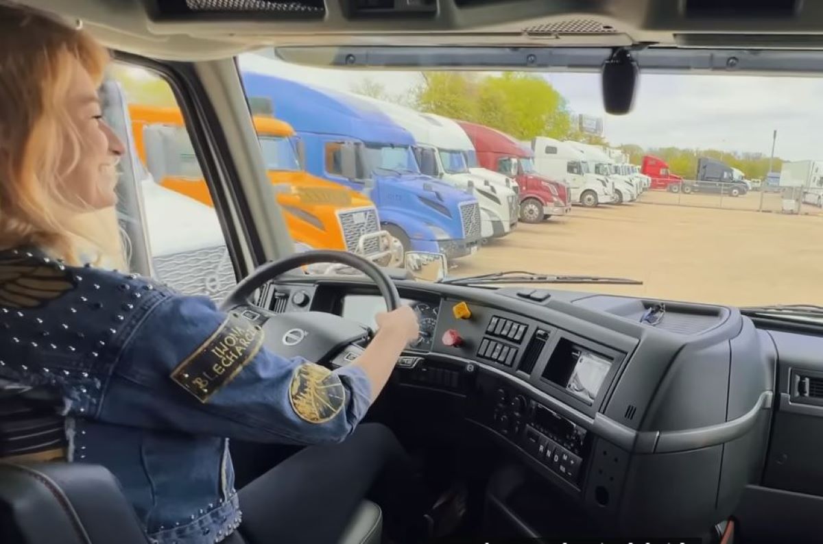 Imagen de Iwona Blecharczyk al volante del nuevoVolvo-VNL860