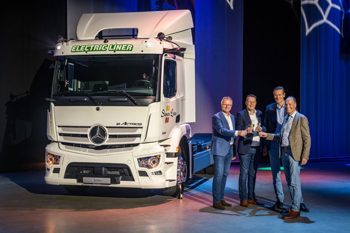 Imagen de la entrega del primer camión eActros 300 eléctrico a la empresa Simon Loos