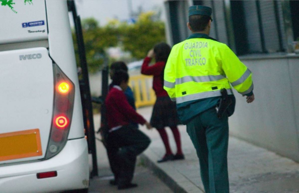 Imagen del control de la Guardia Civil de un autobús de transporte escolar
