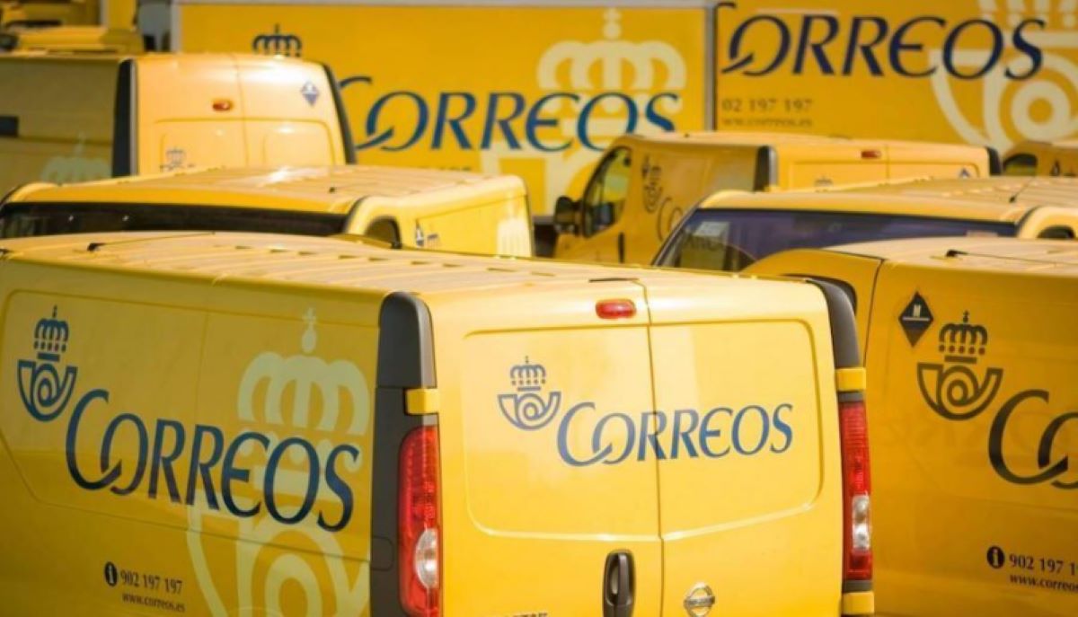 Imagen de varias furgonetas de Correos. Foto de archivo