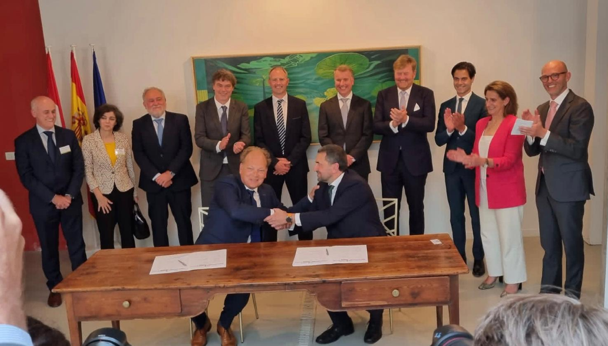 Imagen de la firma del acuerdo entre los puertos de Bilbao y Ámsterdam
