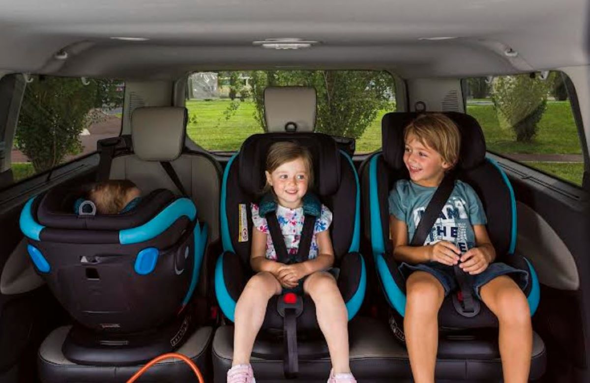 Imagen de niños en un automóvil