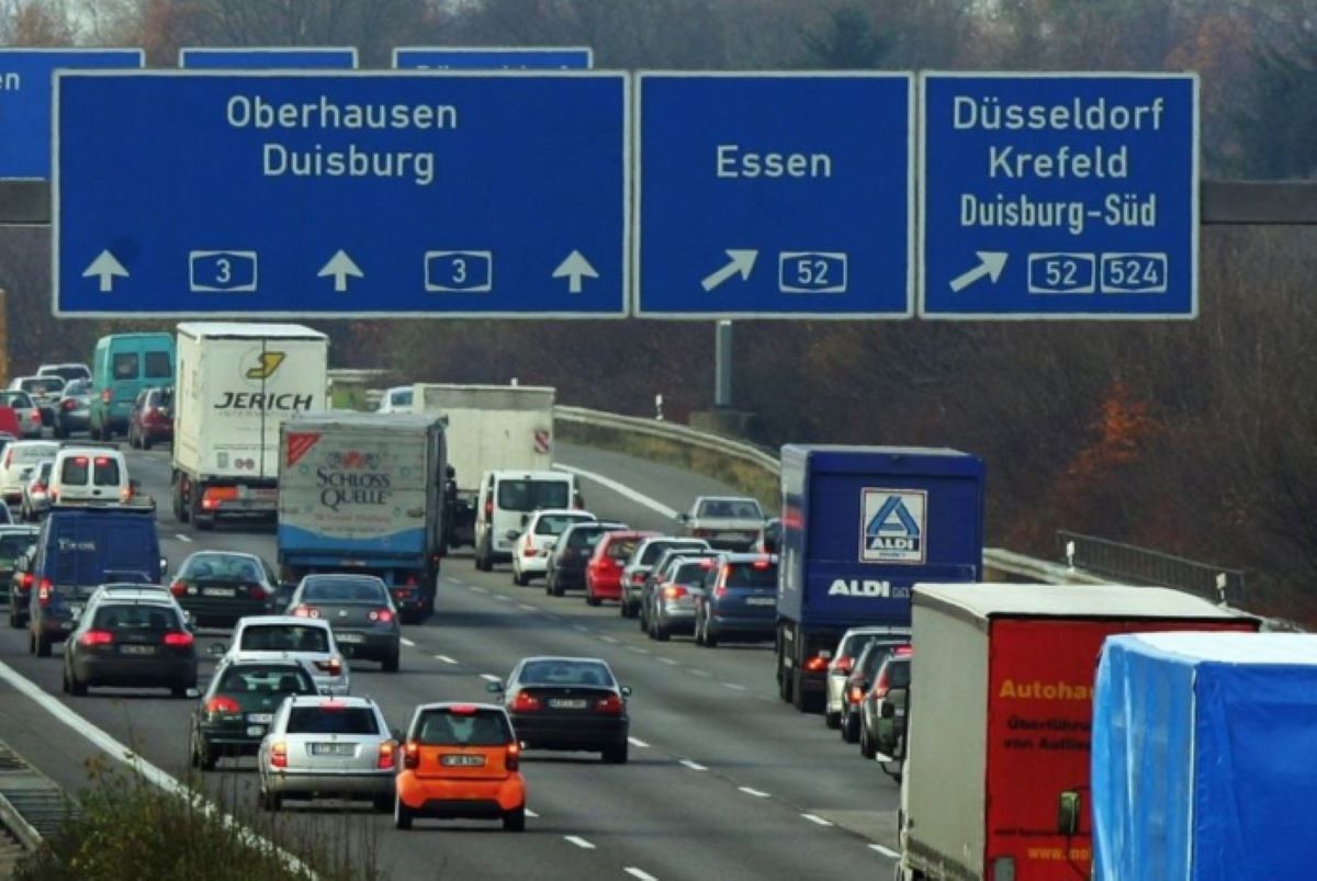 Imagen de una autopista con camiones en Alemania