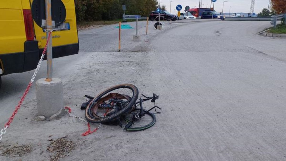 Imagen el estado en el que quedó la bicicleta del exciclista Davide Rebellin después de ser atropellado