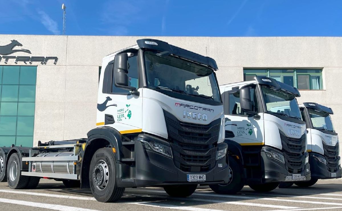 Imagen de los tres camiones Iveco a GNL de Marcotran