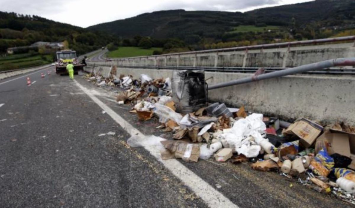 Imagen de restos de un accidente de camión. Foto de archivo