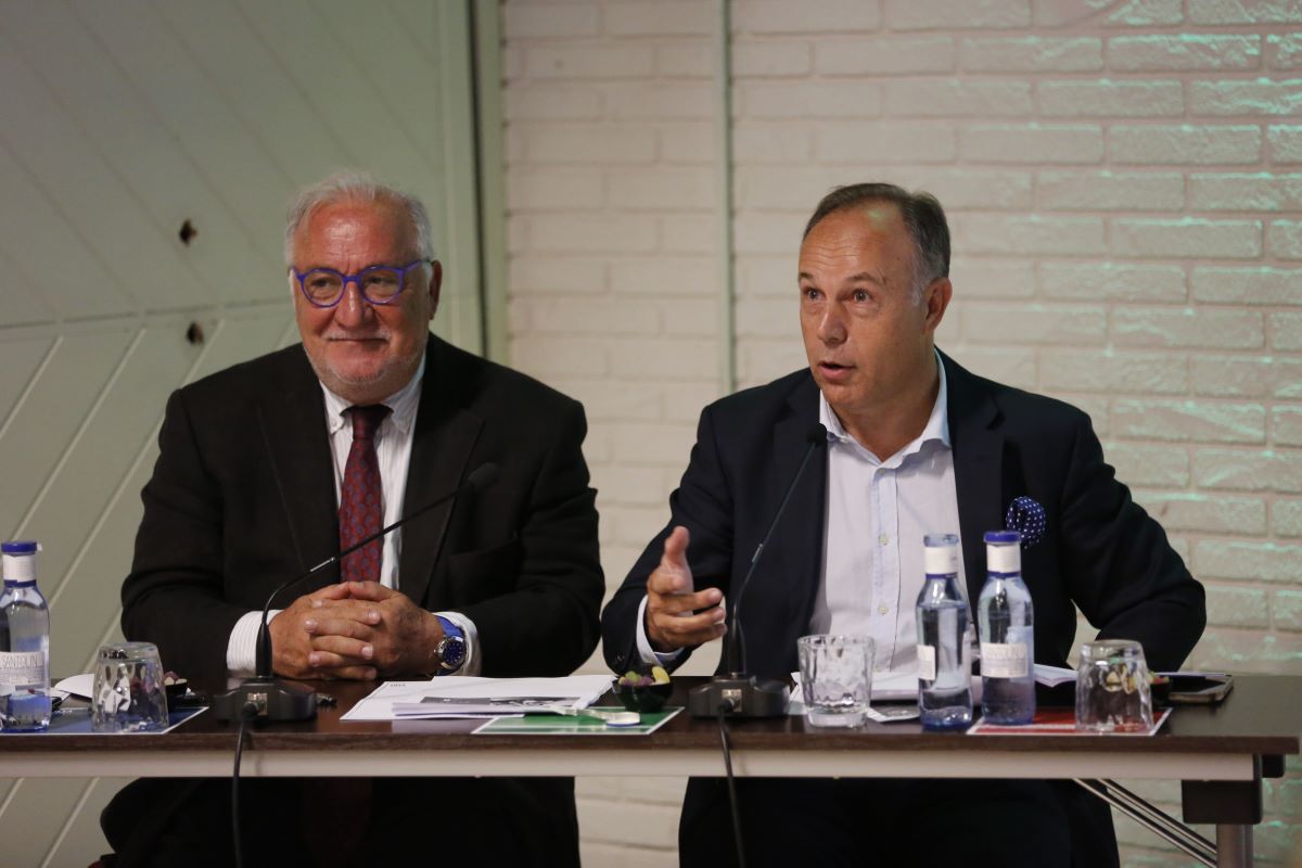 Imagen de la presentación del DNI-Car por Feneval y la DGT