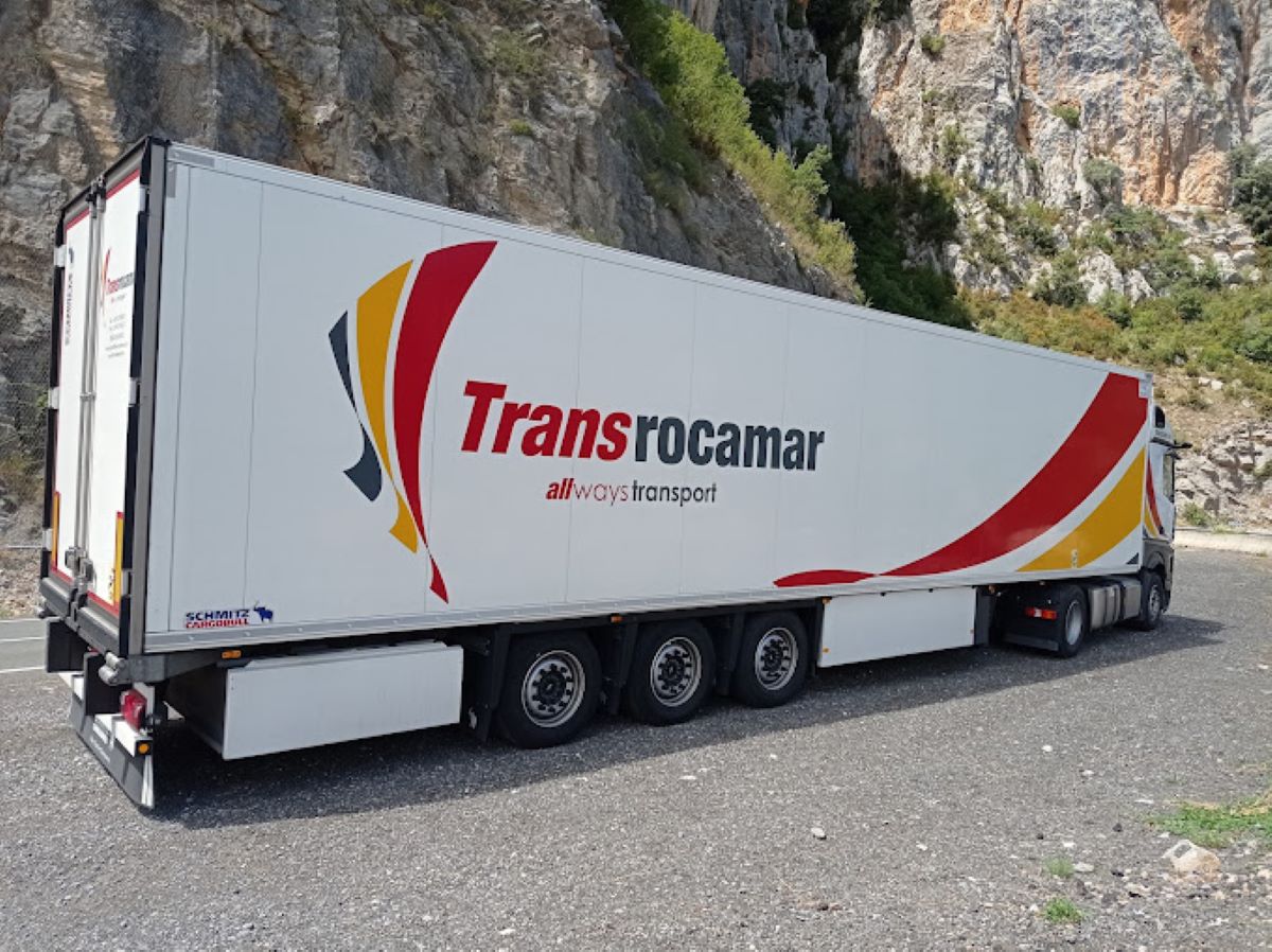 Imagen de un camión de la empresa de transportes Transrocamar S.L.