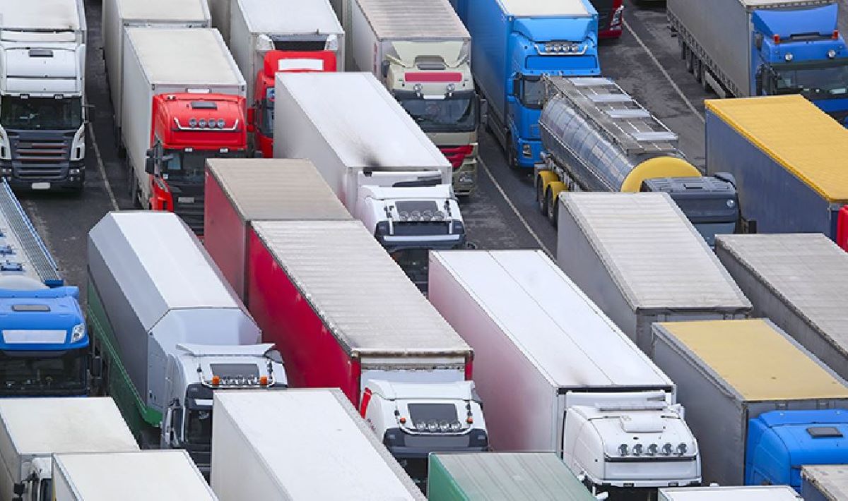 Imagen de un atasco de camiones en una autopista