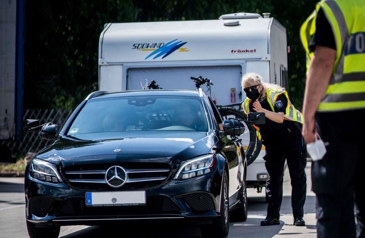 Imagen de un control de la Roadpol a un automovil en vacaciones