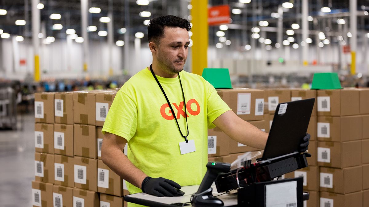 Imagen de un trabajador de GXO Logistics