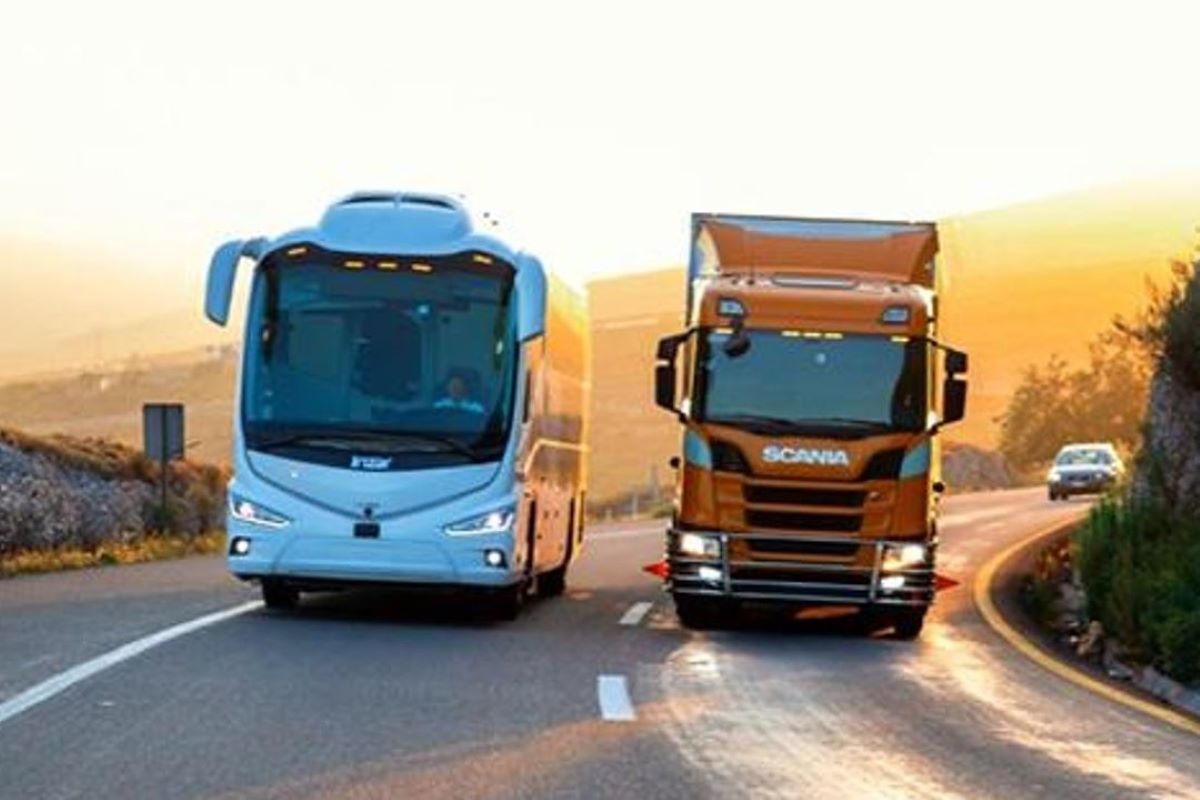 Imagen de un camión y un autobús en carretera