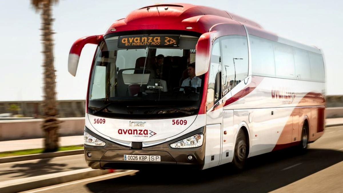 Imagen de un autobús de la empresa de transporte de viajeros Avanza