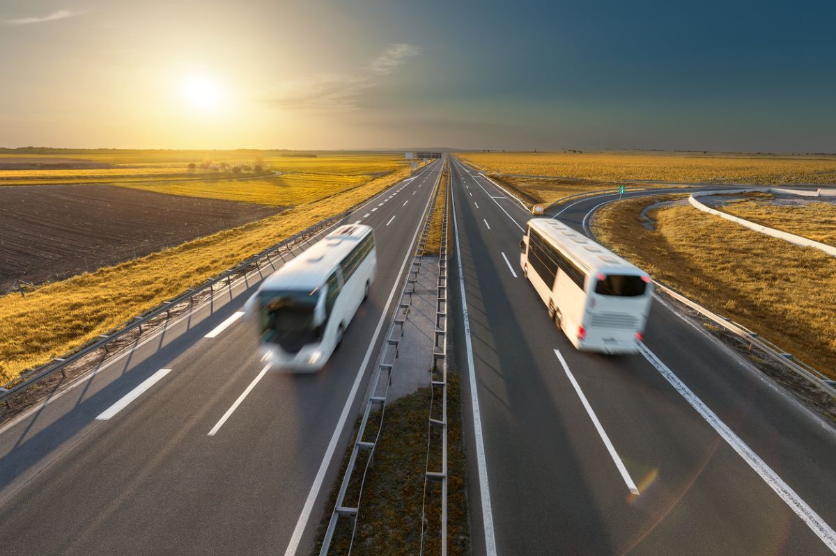 Imagen de autobuses circulando por una autovía. Foto de archivo