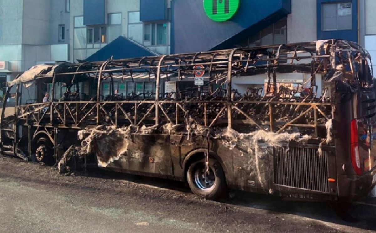 Imagen del autocar de la empresa Autocares Siguero incendiado en Francia