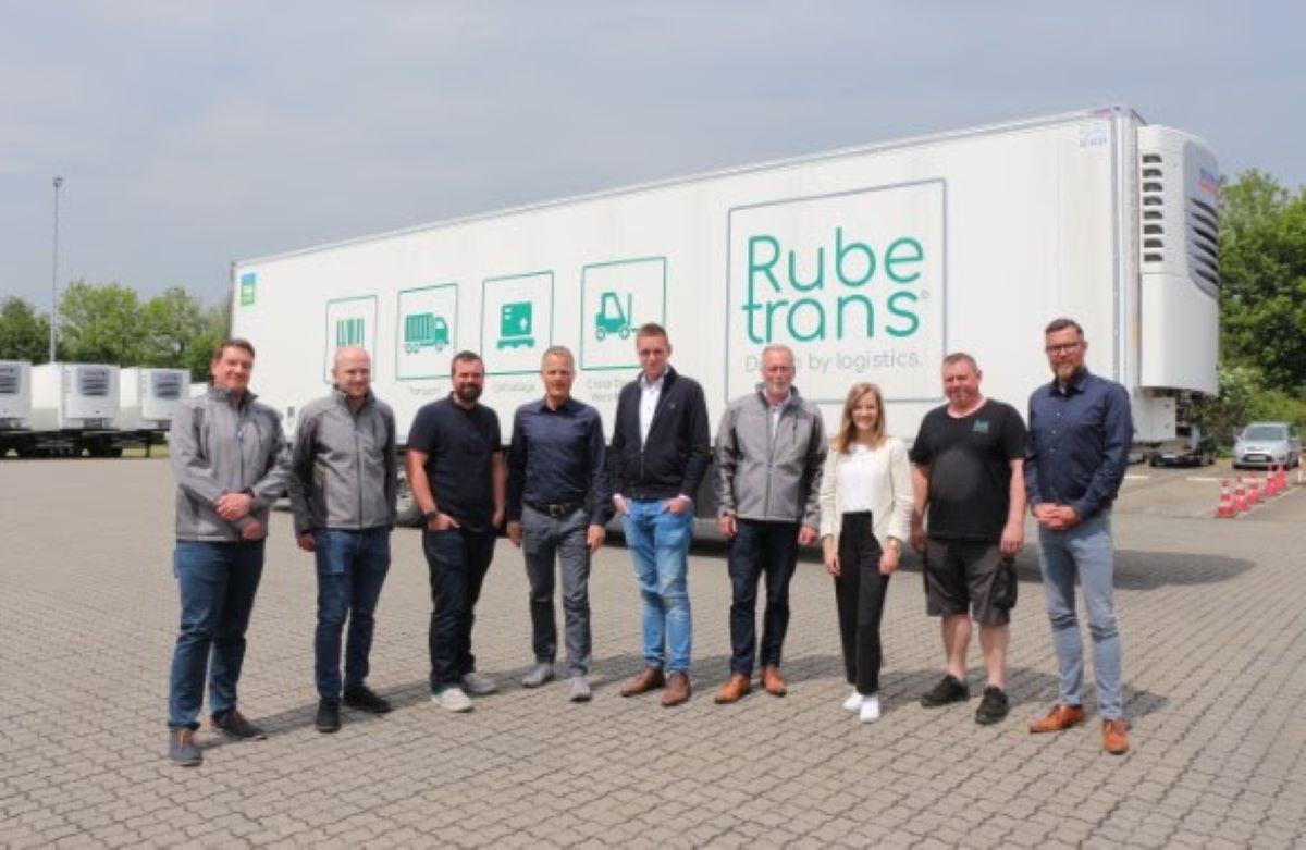 Imagen de la entrega del primer semirremolque Schmitz Cargobull 100% eléctrico