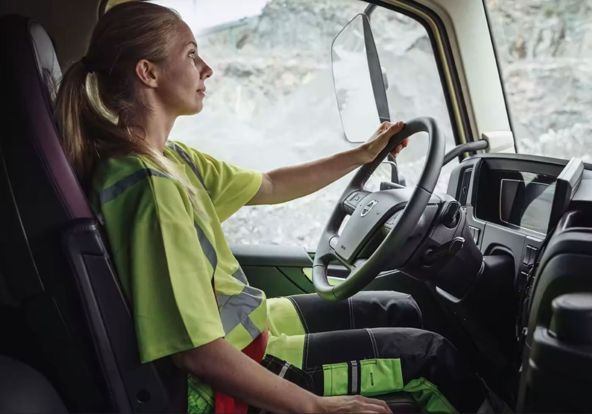 Imagen de una conductora de camión, foto: Volvo Trucks