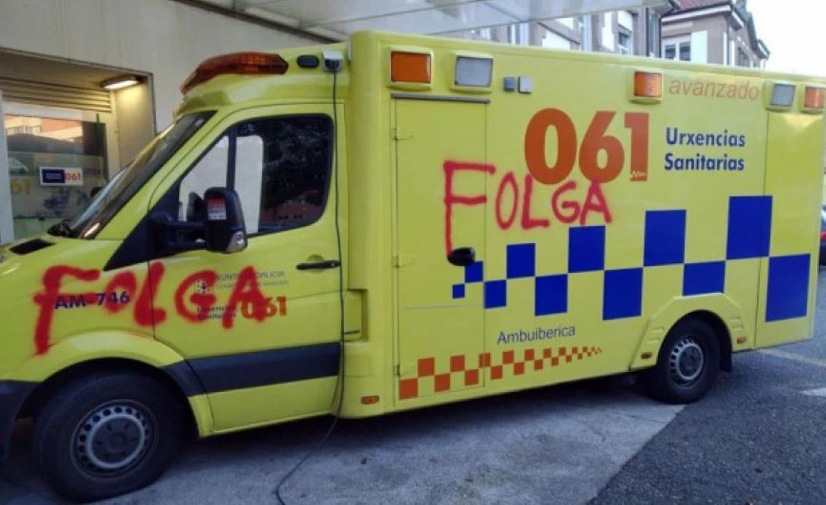 Imagen de pintadas en una ambulancia de Galicia